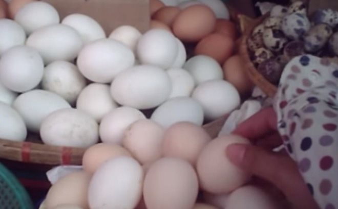 Mẹo phân biệt trứng gà ta và gà công nghiệp một cách dễ dàng - Hình ảnh 1