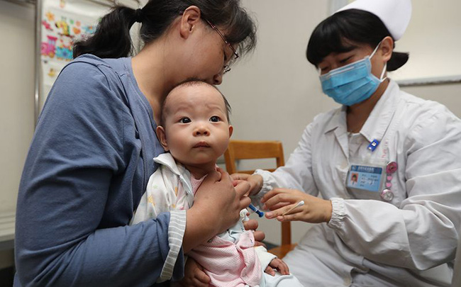 Gần 15.000 bác sĩ khoa nhi đã ra đi khiến 90 triệu gia đình rơi vào tình trạng bế tắc, phía sau sự thiếu hụt nhân sự y tế tại Trung Quốc là gì? - Ảnh 1.