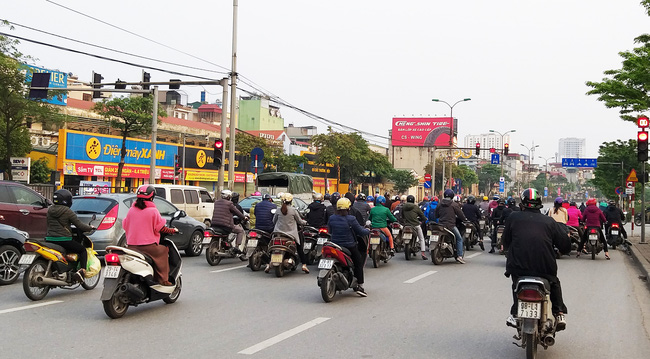 Hà Nội: Sau 8 ngày giãn cách xã hội, người dân đã đổ ra đường như tan chợ - Ảnh 7.