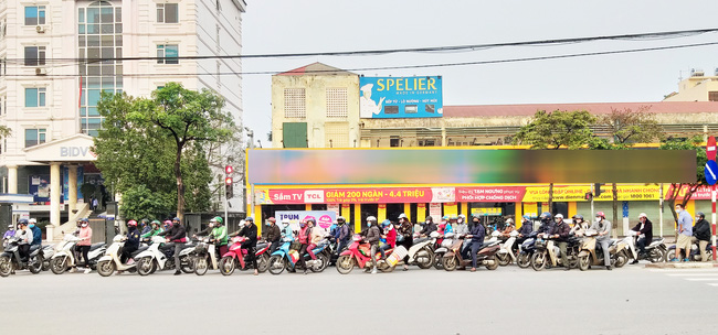 Hà Nội: Sau 8 ngày giãn cách xã hội, người dân đã đổ ra đường như tan chợ - Ảnh 9.