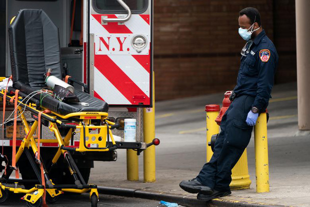 New York trải qua thời khắc tang thương nhất trong dịch Covid-19, số người tử vong đã vượt qua vụ khủng bố đẫm máu ngày 11/9 - Ảnh 11.