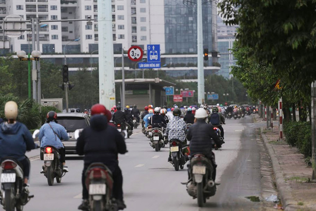 Hà Nội: Sau 8 ngày giãn cách xã hội, người dân đã đổ ra đường như tan chợ - Ảnh 3.