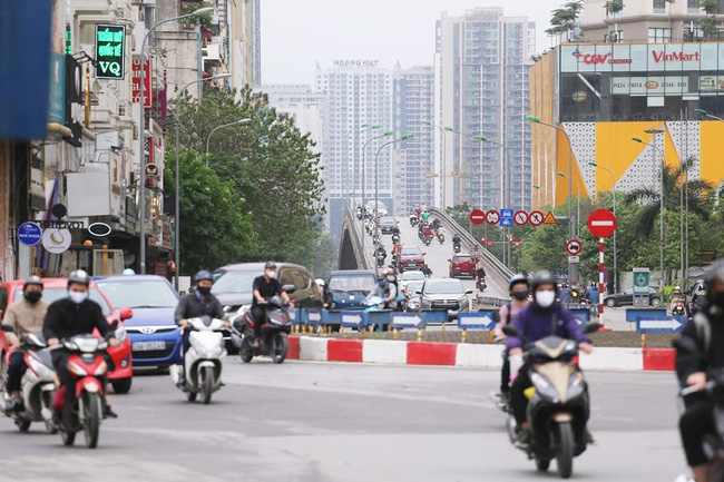 Hà Nội: Sau 8 ngày giãn cách xã hội, người dân đã đổ ra đường như tan chợ - Ảnh 5.