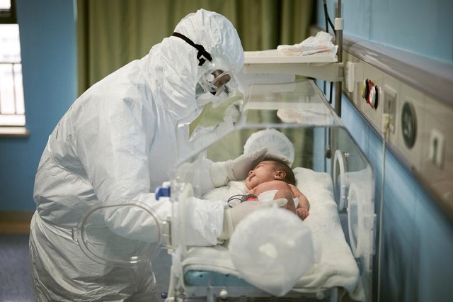 10 em bé sơ sinh tại Romania nhiễm Covid-19 trong khi mẹ âm tính - Ảnh 1.