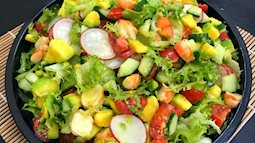 Khai vị hấp dẫn với món salad tôm rau củ sốt chanh dây 