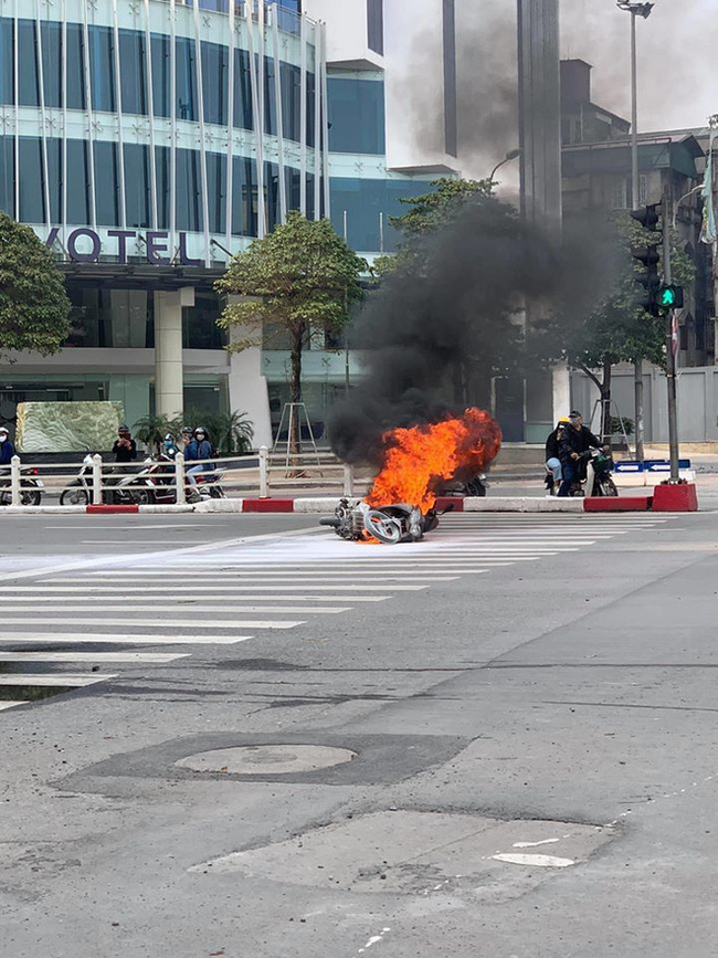 Chiếc xe máy bất ngờ cháy thành than giữa phố Hà Nội, hiện trường vụ việc khiến người xem đầy ám ảnh - Ảnh 2.