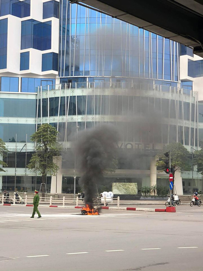 Chiếc xe máy bất ngờ cháy thành than giữa phố Hà Nội, hiện trường vụ việc khiến người xem đầy ám ảnh - Ảnh 3.