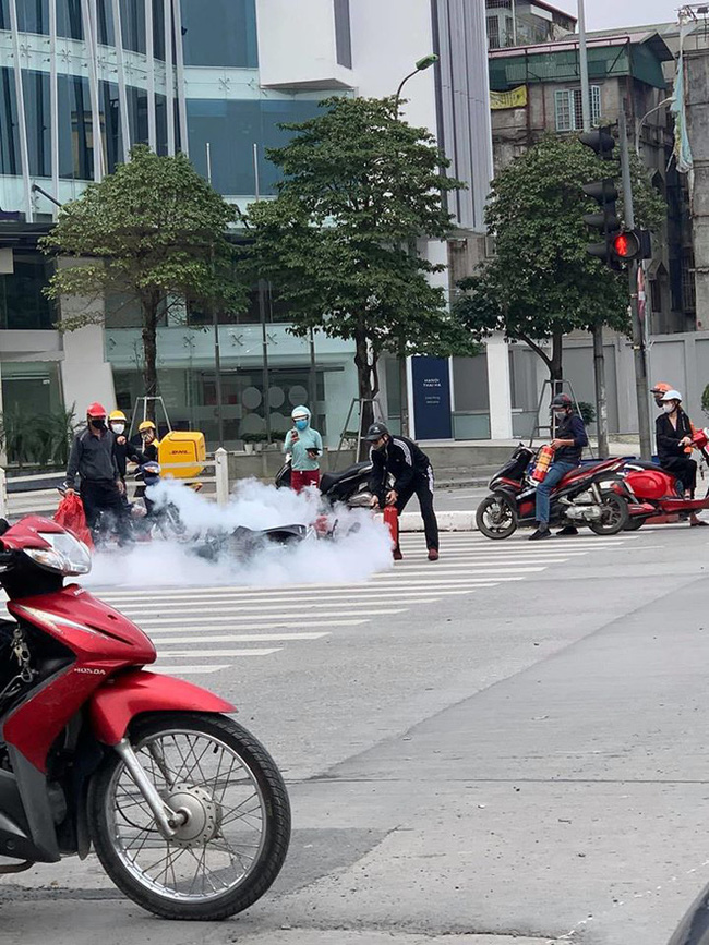 Chiếc xe máy bất ngờ cháy thành than giữa phố Hà Nội, hiện trường vụ việc khiến người xem đầy ám ảnh - Ảnh 4.