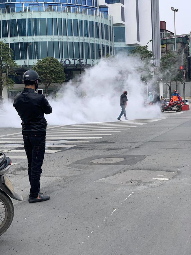 Chiếc xe máy bất ngờ cháy thành than giữa phố Hà Nội, hiện trường vụ việc khiến người xem đầy ám ảnh - Ảnh 5.