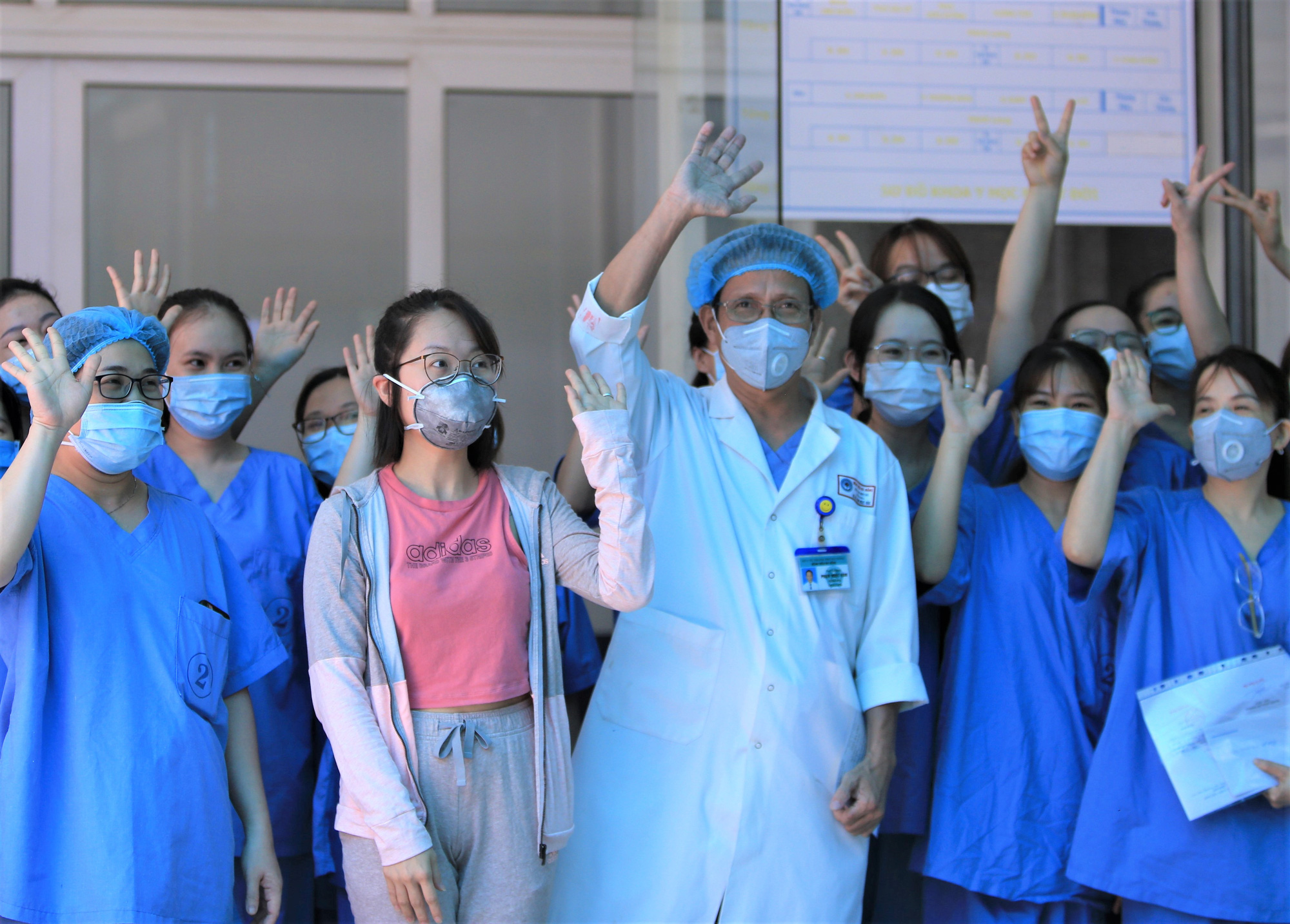 Bệnh nhân mắc Covid-19 cuối cùng ở Đà Nẵng xuất viện: Tôi rất cảm động vì sự chu đáo của các y bác sĩ - Ảnh 3.
