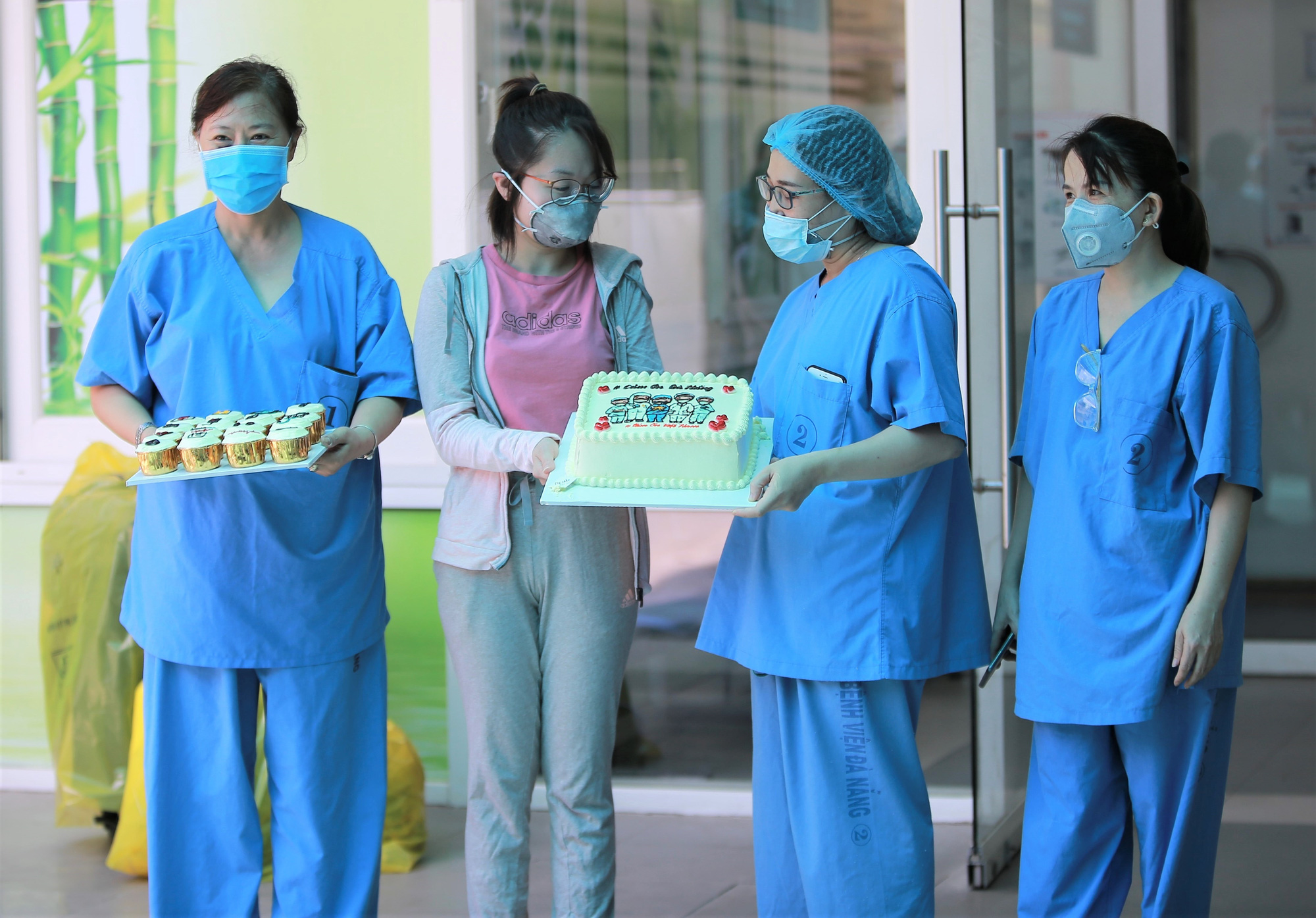 Bệnh nhân mắc Covid-19 cuối cùng ở Đà Nẵng xuất viện: Tôi rất cảm động vì sự chu đáo của các y bác sĩ - Ảnh 1.