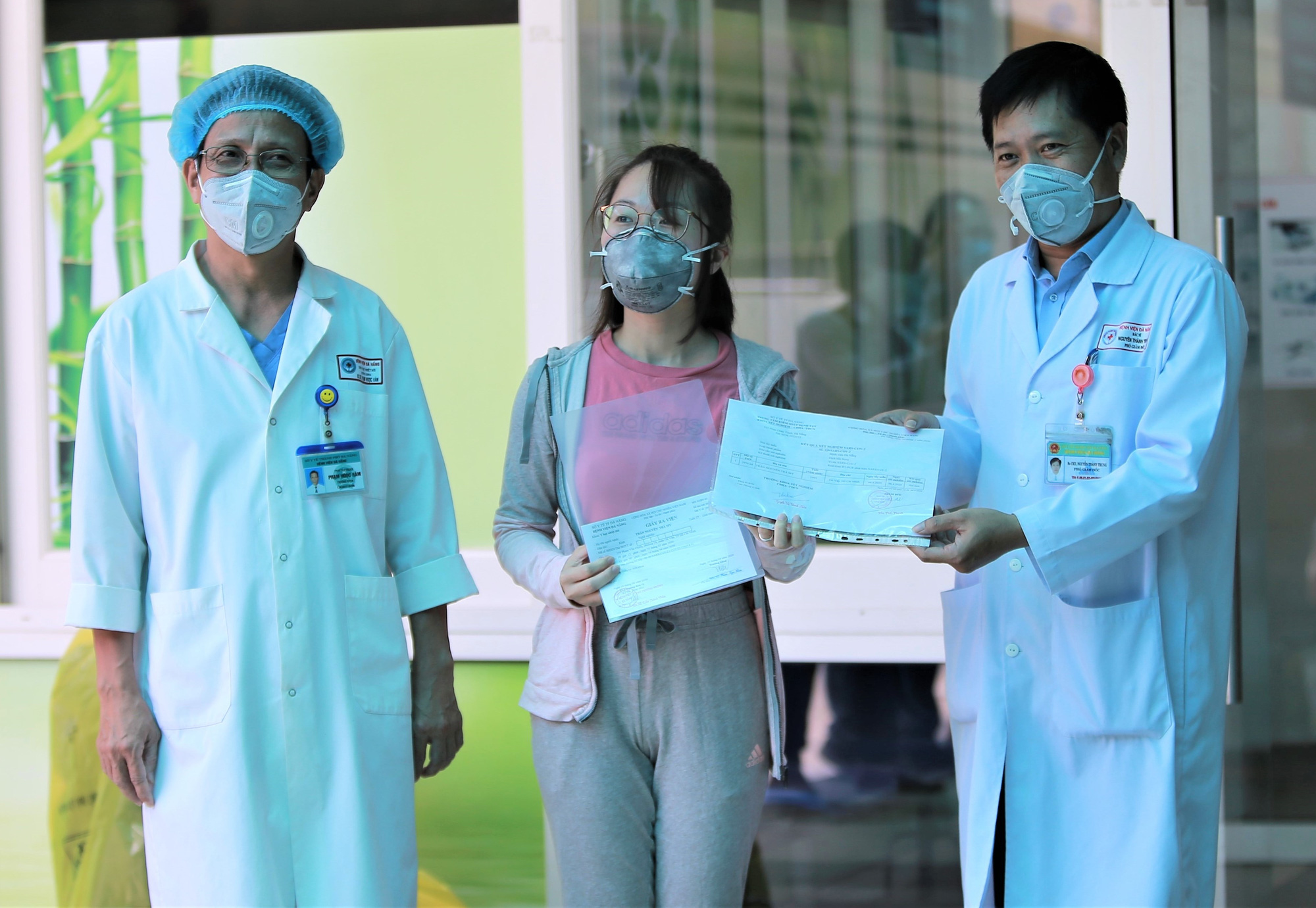 Bệnh nhân mắc Covid-19 cuối cùng ở Đà Nẵng xuất viện: Tôi rất cảm động vì sự chu đáo của các y bác sĩ - Ảnh 2.