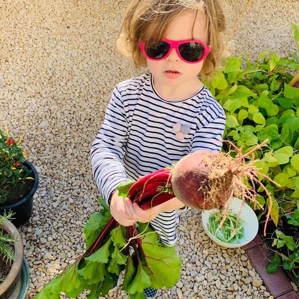 Vườn rau quả xanh um tươi tốt bố mẹ trồng giúp con gái nhỏ học nhiều điều về cuộc sống - Ảnh 10.