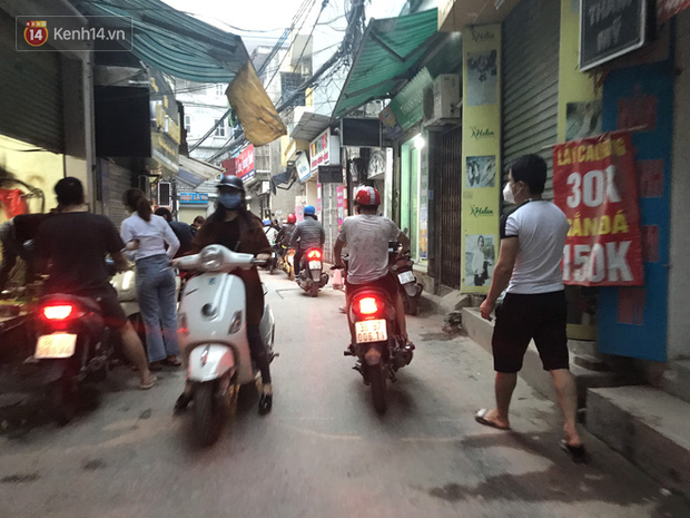 Hà Nội: Chợ dân sinh bất ngờ đông đúc trở lại bất chấp Chỉ thị cách ly xã hội, nhiều người quên mang cả khẩu trang - Ảnh 7.