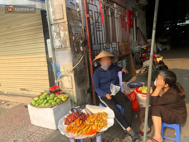 Hà Nội: Chợ dân sinh bất ngờ đông đúc trở lại bất chấp Chỉ thị cách ly xã hội, nhiều người quên mang cả khẩu trang - Ảnh 12.