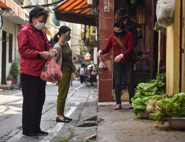 Hà Nội: Người dân đi chợ phải đứng cách xa nhau, ai lại gần không bán - Ảnh 7.