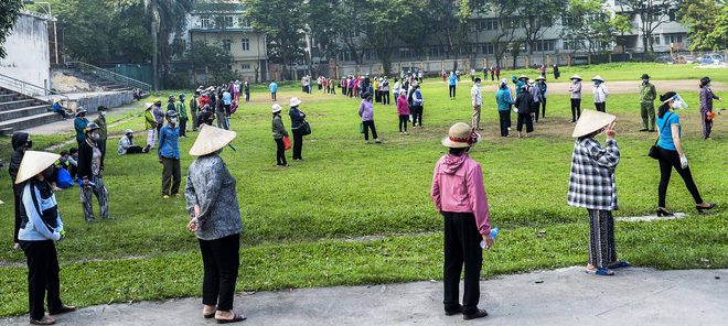 [Ảnh] Người dân xếp hàng kéo dài từ sân vận động đến sân nhà văn hoá ở Hà Nội đợi nhận gạo từ cây ATM gạo miễn phí - Ảnh 9.