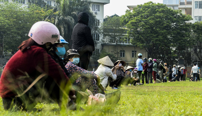 [Ảnh] Người dân xếp hàng kéo dài từ sân vận động đến sân nhà văn hoá ở Hà Nội đợi nhận gạo từ cây ATM gạo miễn phí - Ảnh 13.