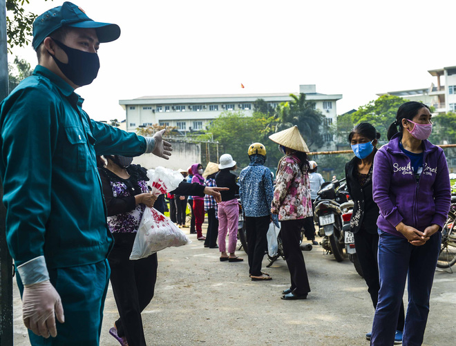 [Ảnh] Người dân xếp hàng kéo dài từ sân vận động đến sân nhà văn hoá ở Hà Nội đợi nhận gạo từ cây ATM gạo miễn phí - Ảnh 14.