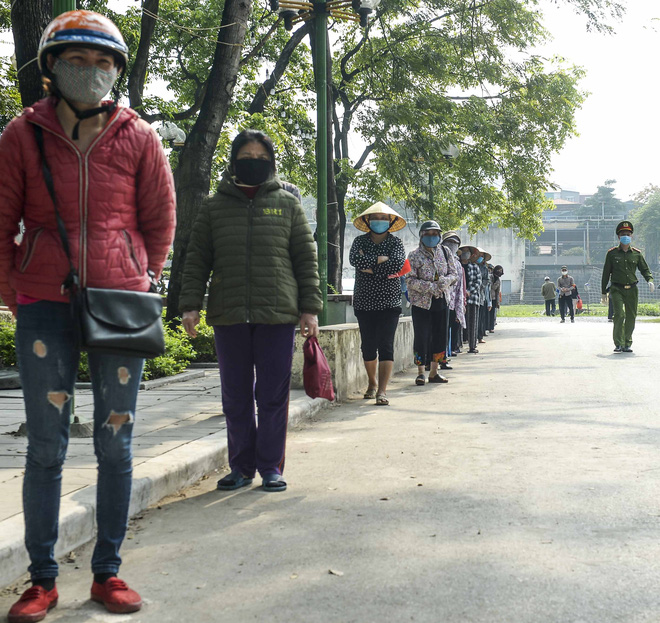 [Ảnh] Người dân xếp hàng kéo dài từ sân vận động đến sân nhà văn hoá ở Hà Nội đợi nhận gạo từ cây ATM gạo miễn phí - Ảnh 6.
