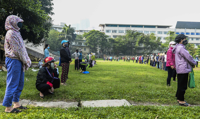 [Ảnh] Người dân xếp hàng kéo dài từ sân vận động đến sân nhà văn hoá ở Hà Nội đợi nhận gạo từ cây ATM gạo miễn phí - Ảnh 12.