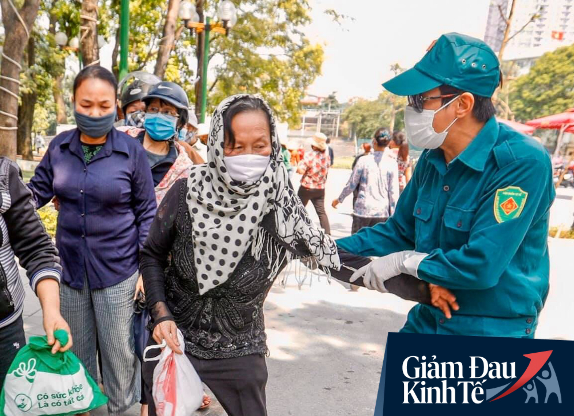 Xảy ra tình trạng chen chúc, tranh giành tại cây ATM nhả gạo đầu tiên ở Hà Nội - Ảnh 10.