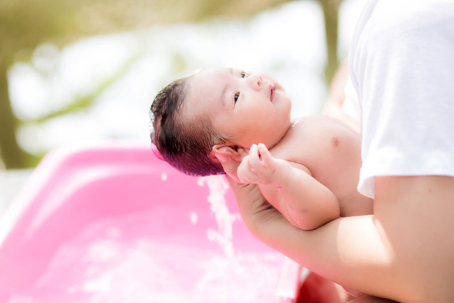 Nếu cha mẹ còn giữ quan niệm sai lầm này khi tắm cho con, rất có thể làm tổn thương cơ quan sinh sản của bé - Ảnh 2.