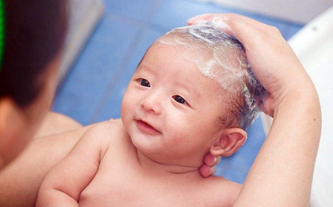 Nếu cha mẹ còn giữ quan niệm sai lầm này khi tắm cho con, rất có thể làm tổn thương cơ quan sinh sản của bé - Ảnh 1.