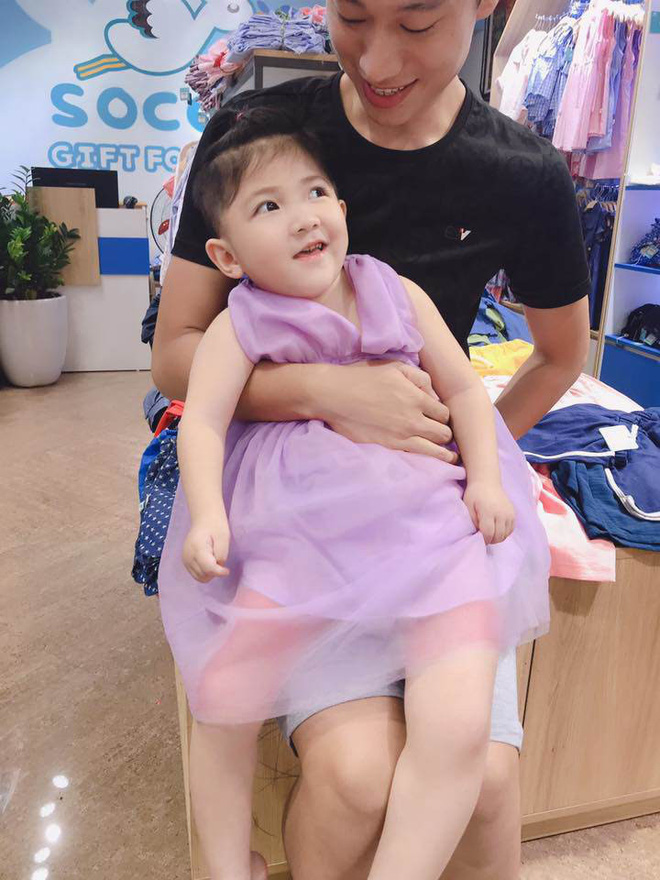 Bất ngờ với hình ảnh phổng phao sau 4 năm về với mẹ nuôi của bé gái Lào Cai suy dinh dưỡng, nụ cười và ánh mắt của con cũng tươi tắn và lanh lợi chẳng kém ai - Ảnh 2.