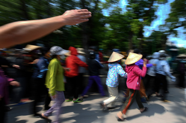 Hàng nghìn người rồng rắn cả km, xếp hàng kín sân vận động chờ tới lượt đến ATM gạo - Ảnh 1.