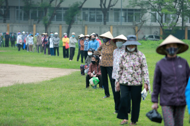 Hàng nghìn người rồng rắn cả km, xếp hàng kín sân vận động chờ tới lượt đến ATM gạo - Ảnh 7.