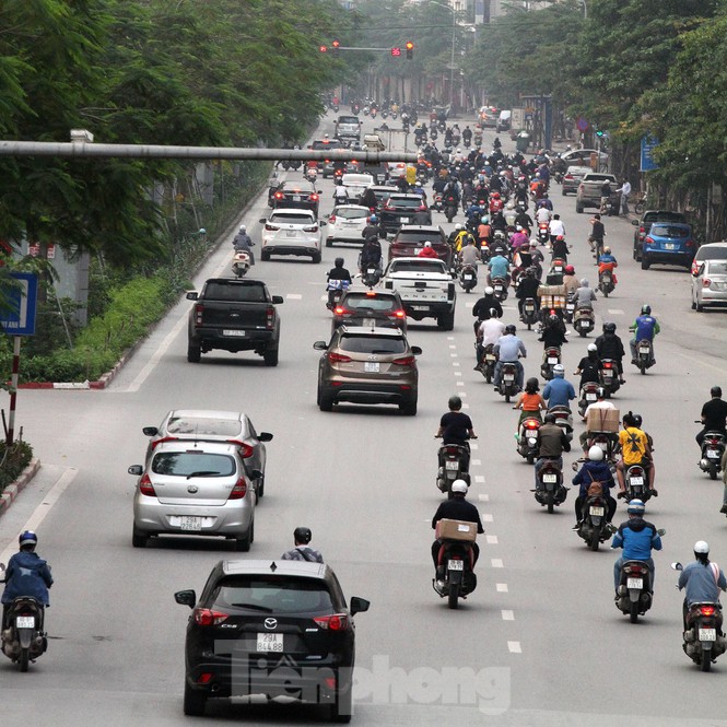 Người dân chủ quan, giao thông Hà Nội không có dấu hiệu 'cách ly toàn xã hội' - Ảnh 1.