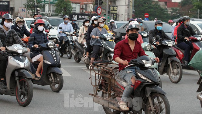 Người dân chủ quan, giao thông Hà Nội không có dấu hiệu 'cách ly toàn xã hội' - Ảnh 4.