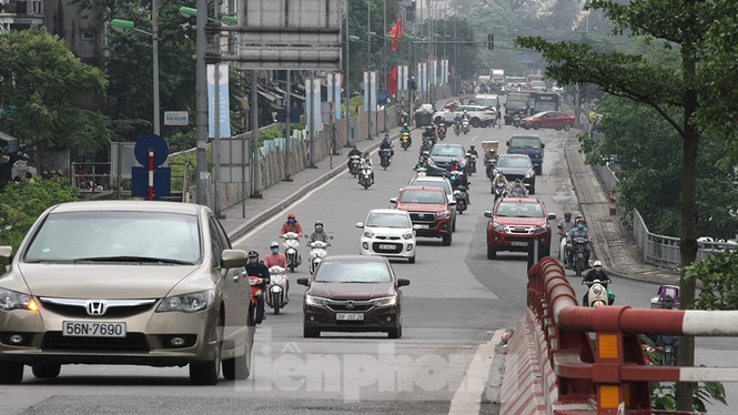 Người dân chủ quan, giao thông Hà Nội không có dấu hiệu 'cách ly toàn xã hội' - Ảnh 5.