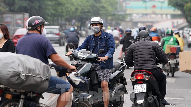 Người dân chủ quan, giao thông Hà Nội không có dấu hiệu 'cách ly toàn xã hội' - Ảnh 7.