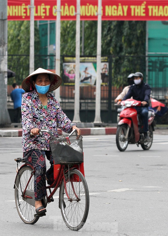 Người dân chủ quan, giao thông Hà Nội không có dấu hiệu 'cách ly toàn xã hội' - Ảnh 8.