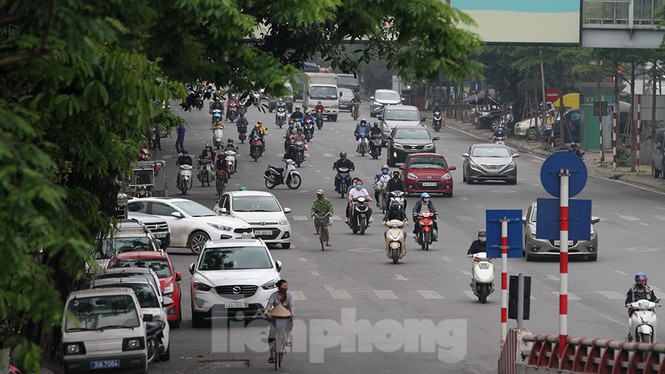 Người dân chủ quan, giao thông Hà Nội không có dấu hiệu 'cách ly toàn xã hội' - Ảnh 14.