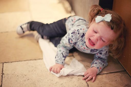 Trẻ bị ngã đập đầu: Những dấu hiệu nguy hiểm và cách xử trí ba mẹ cần lưu ý!  - Hình ảnh