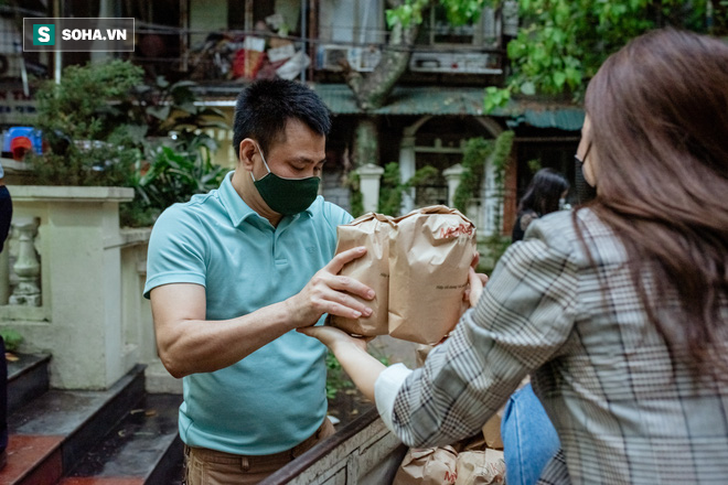 Xuân Bắc gói quà, bê gạo vì người nghèo vẫn hài hước: Lao động nặng nề là nghề của Xuân Bắc - Ảnh 12.