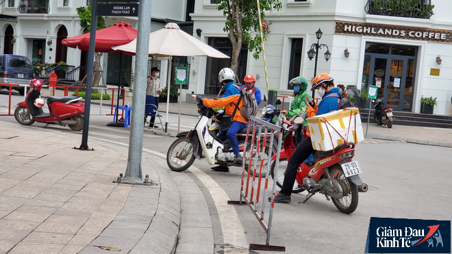 Nới lỏng cách ly xã hội, hàng quán Hà Nội nhộn nhịp dọn dẹp chờ tái xuất - Ảnh 11.