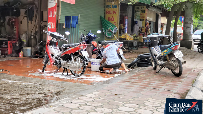 Nới lỏng cách ly xã hội, hàng quán Hà Nội nhộn nhịp dọn dẹp chờ tái xuất - Ảnh 9.