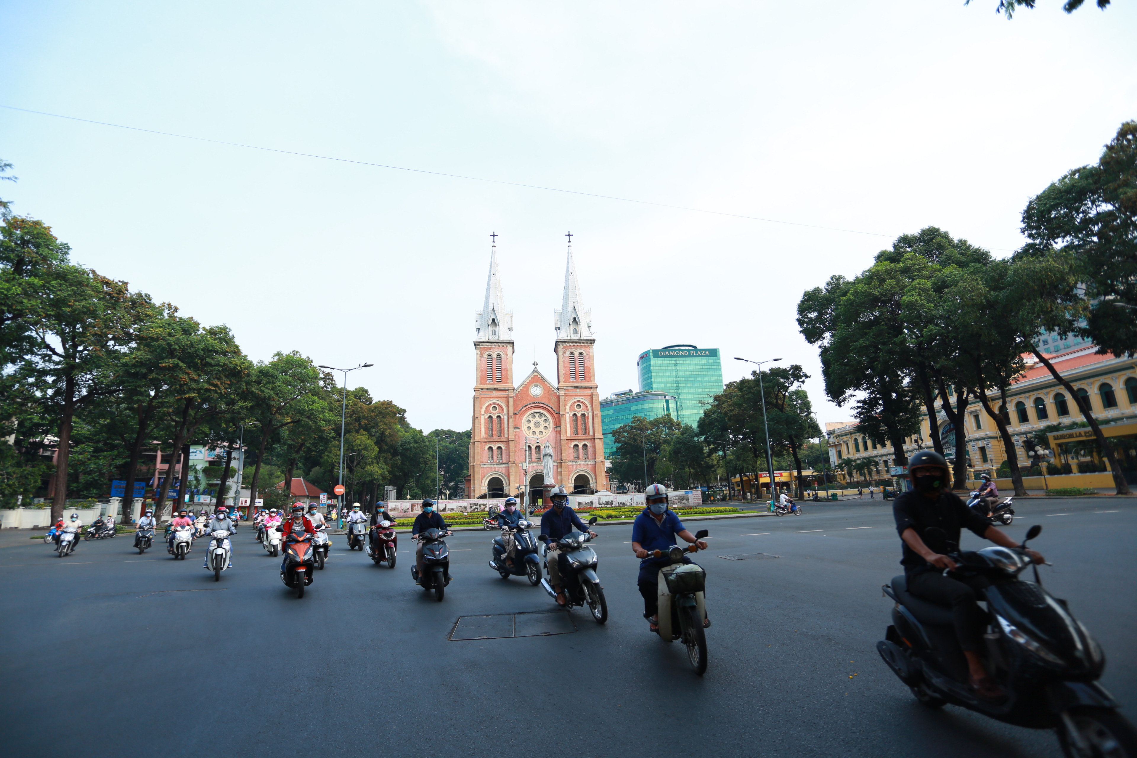 [Ảnh] Đường phố nhộn nhịp trở lại, các phương tiện chen chân chờ đèn đỏ ngày đầu tiên hết cách ly toàn xã hội ở TP.HCM - Ảnh 1.