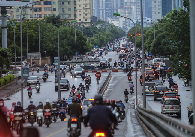 Hà Nội trong ngày đầu tiên sau quyết định nới lỏng cách ly xã hội: Quán xá rục rịch mở cửa từ sáng sớm, người bán kẻ mua háo hức, 