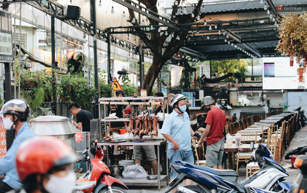 Quán ăn và cafe ở Sài Gòn chính thức đón khách, có nơi đã chật kín chỗ ngồi - Ảnh 12.