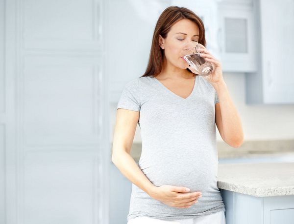 9 thời điểm mẹ bầu nên uống nước để tốt cho sự phát triển của thai nhi -  Làm cha mẹ