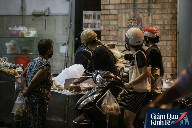 Ngày cuối tuần sau nới lỏng giãn cách xã hội: Quán xá Sài Gòn đông đúc, hàng quán bán mỏi tay không kịp nghỉ - Ảnh 10.