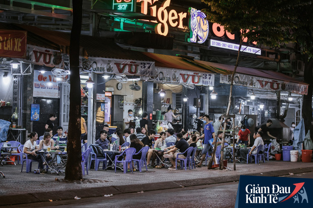 Ngày cuối tuần sau nới lỏng giãn cách xã hội: Quán xá Sài Gòn đông đúc, hàng quán bán mỏi tay không kịp nghỉ - Ảnh 7.