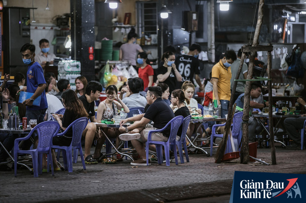 Ngày cuối tuần sau nới lỏng giãn cách xã hội: Quán xá Sài Gòn đông đúc, hàng quán bán mỏi tay không kịp nghỉ - Ảnh 6.