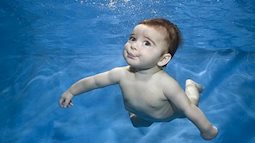 Bé bao nhiêu tuổi thì phù hợp để học bơi? 