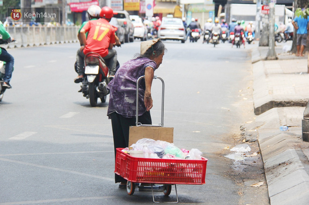 Người bán hàng rong, xe ôm, bán vé số… sẽ được nhận tiền từ gói hỗ trợ 62.000 tỷ đồng sau 12 ngày - Ảnh 1.